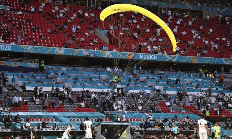 Euro 2020 Γαλλία - Γερμανία: Παραλίγο ατύχημα με αλεξιπτωτιστή που προσγειώθηκε στο γήπεδο - Δείτε την επικίνδυνη πτώση