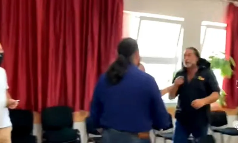 Πιάστηκαν στα χέρια σε δημαρχείο στην Κρήτη (vid)