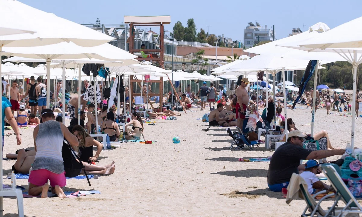 Αττική: 160 ευρώ για δύο ξαπλώστρες σε παραλία!