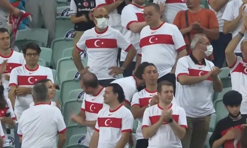 Euro 2020: Δεν απέφυγαν τη γιούχα οι Τούρκοι από τους οπαδούς τους (vid)