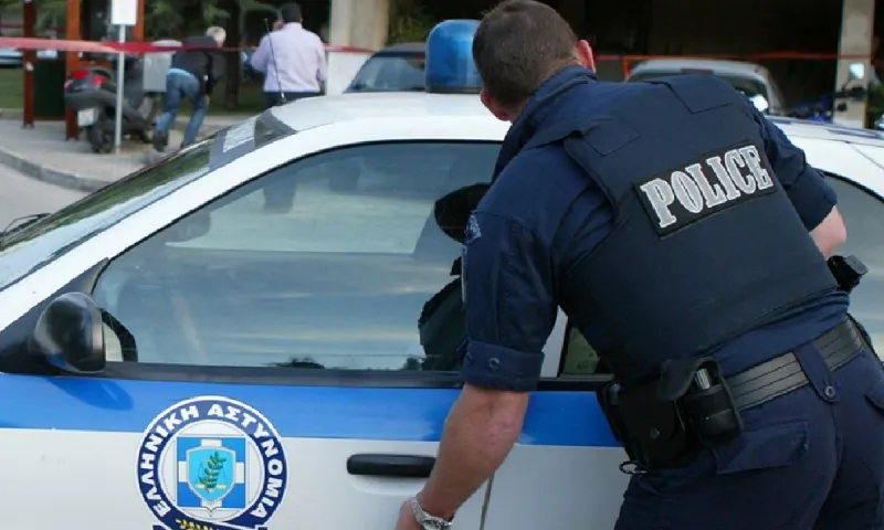 Θεσσαλονίκη : Αστυνομικός πήρε... τουλουμπάκια και ξέχασε το όπλο του στο ζαχαροπλαστείο