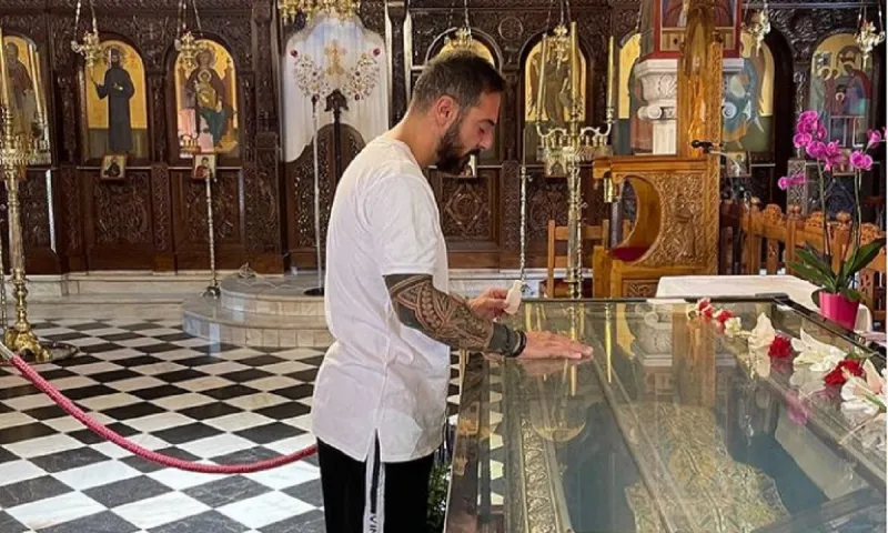 Survivor - Ο Τριαντάφυλλος στη μονή του Αγίου Εφραιμ: «Κάθε πρωί έπινα τον αγιασμό σου»