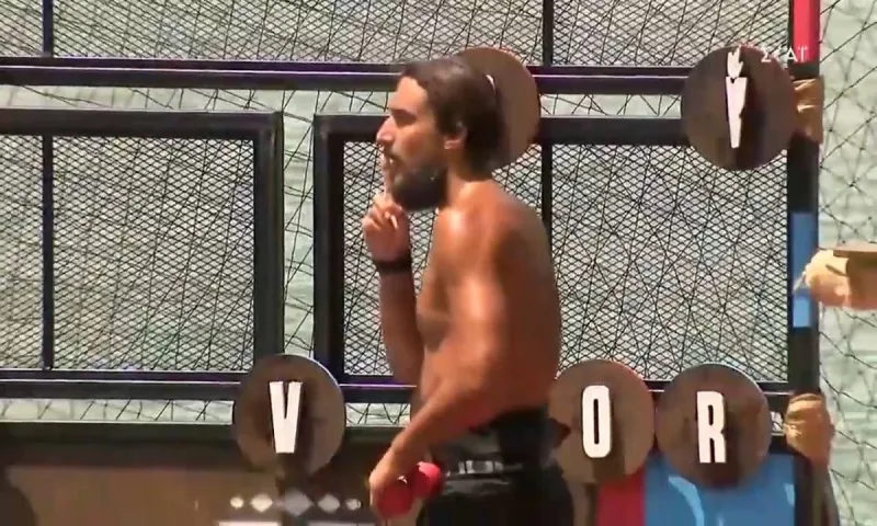 Survivor: Η απαράδεχτη χειρονομία του Σάκη στη Μαριαλένα (vid)