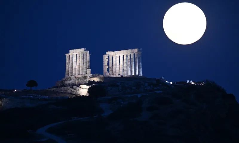 «Φεγγάρι της Φράουλας»: Εντυπωσιακές φωτογραφίες από την υπερπανσέληνο