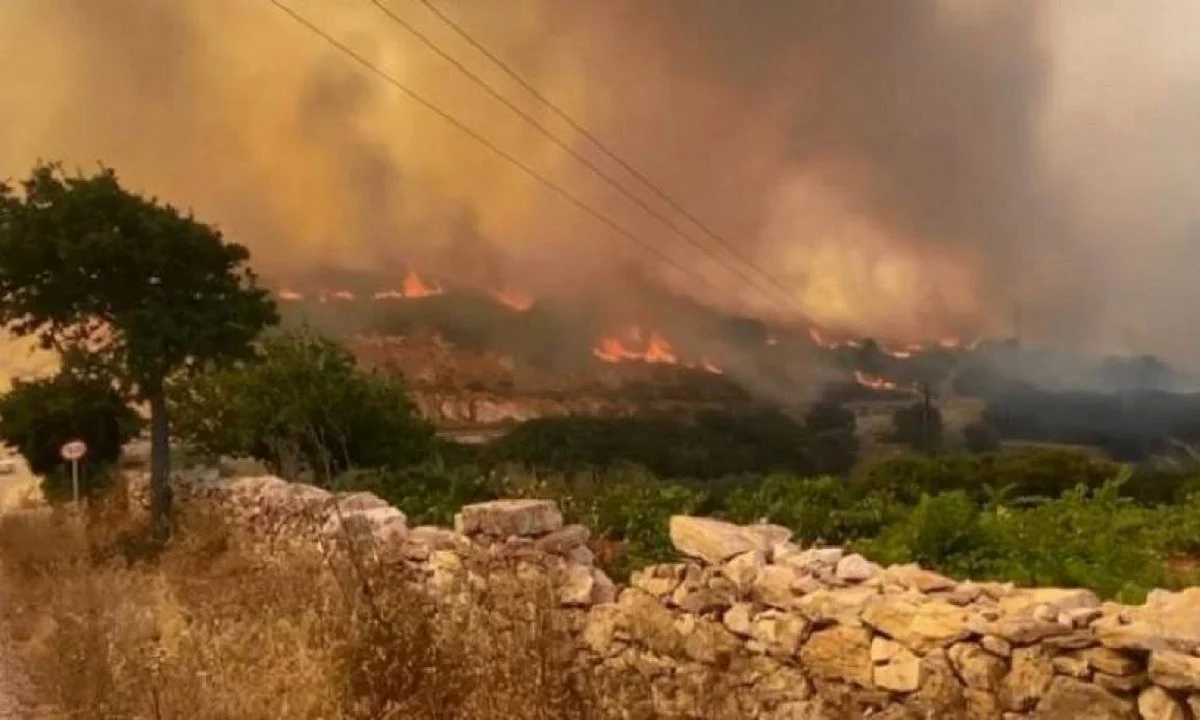 Πάρος - Φωτιά: Μεγάλη η καταστροφή - Συνεχίζεται η προσπάθεια να ελεγχθεί