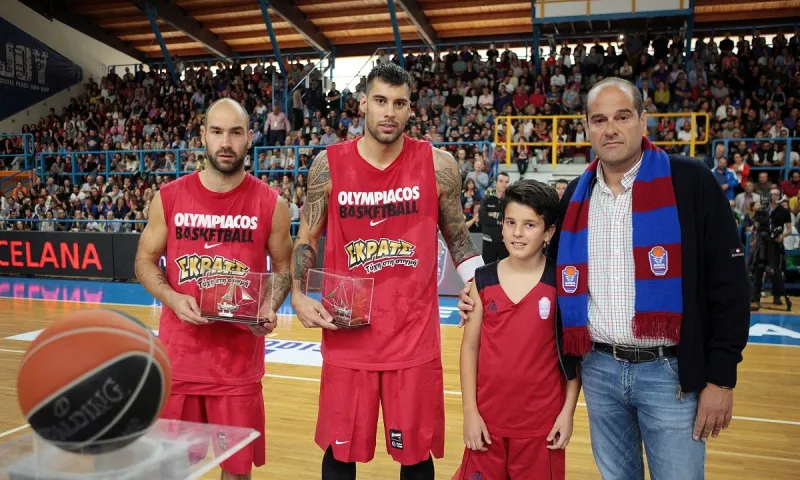 Οταν ο Σπανούλης... έφτιαξε τ' αποδυτήρια της Λευκάδας! (Vid)