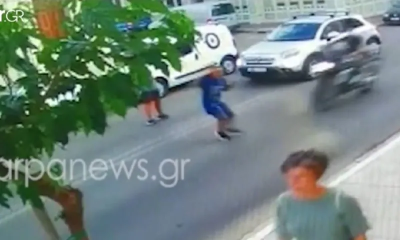 Κρήτη: Σοκαριστικό video - Μοτοσικλέτα πέφτει πάνω σε νεαρό πεζό