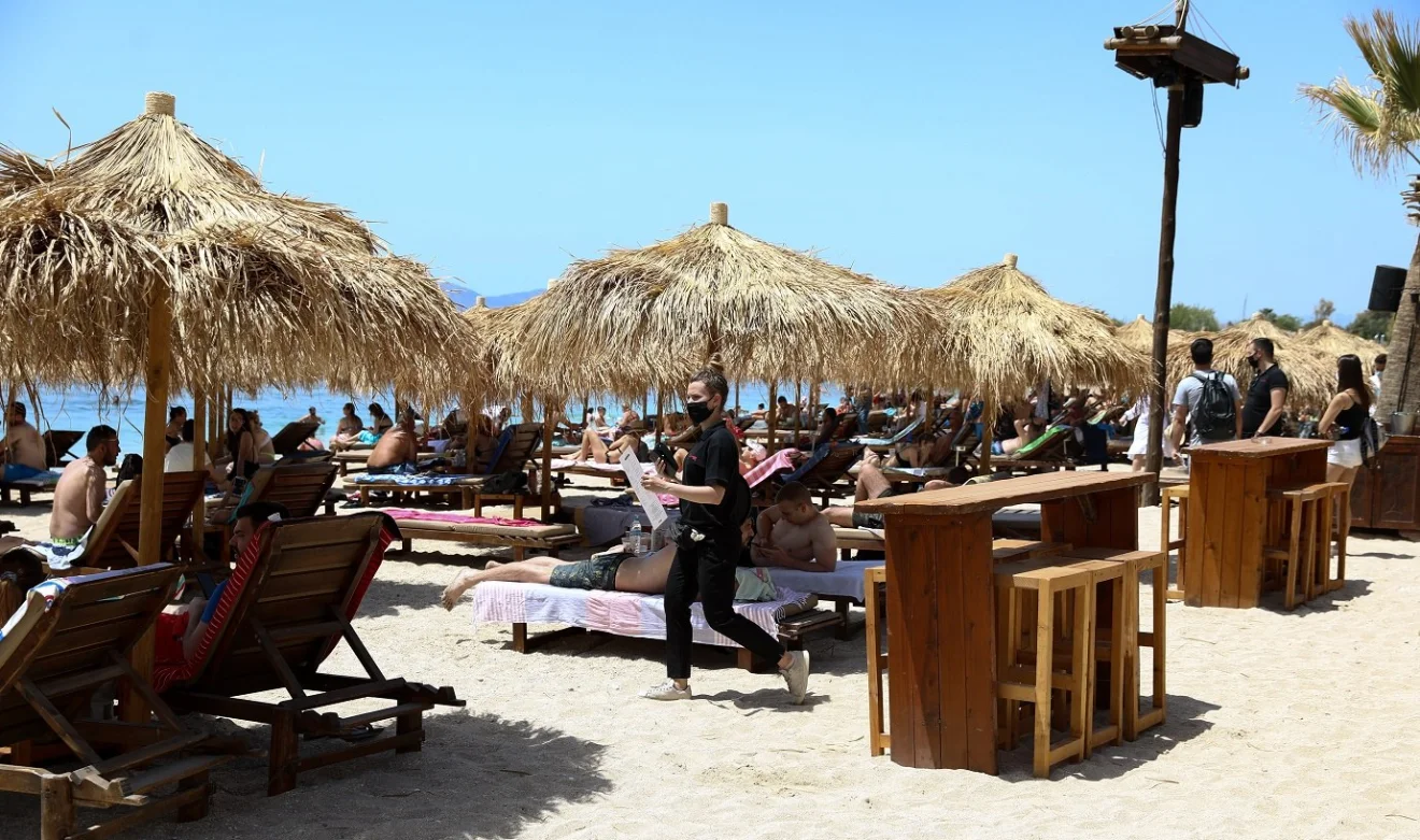 Κορονοϊός: Αλαλούμ με τους εμβολιασμούς στην παραλία - To παίρνουν πίσω