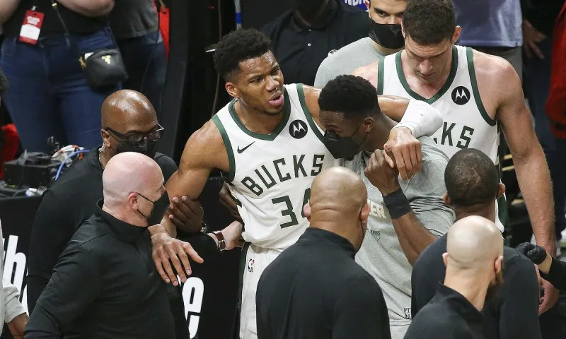 Γιάννης Αντετοκούνμπο: Νοκ άουτ κι από το Game 6 με τους Χοκς