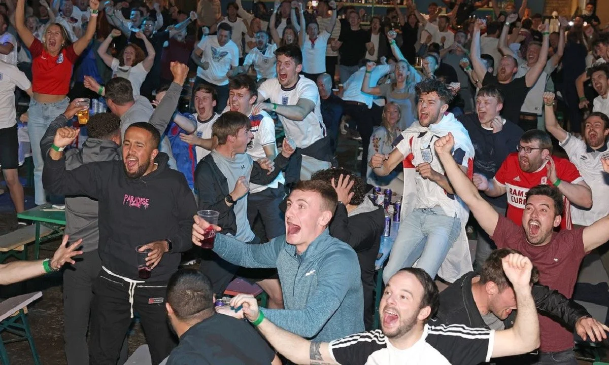 Euro 2020 - Αγγλία: Το πάρτι ξεκινά -  Τρελοί πανηγυρισμοί για την πρόκριση! (vids)