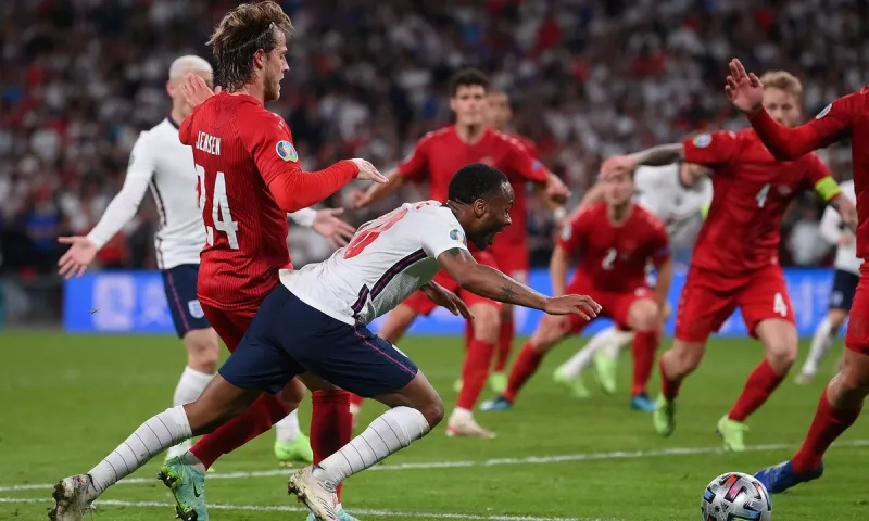 Euro 2020 - Στέρλινγκ: «Με βρήκε στο δεξί μου πόδι, ήταν καθαρό πέναλτι»