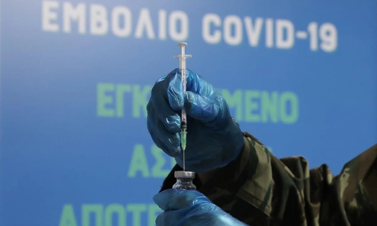 Υποχρεωτικός εμβολιασμός: Ένα βήμα απ' τις ανακοινώσεις  - Από ποιες επαγγελματικές ομάδες θα αρχίσει