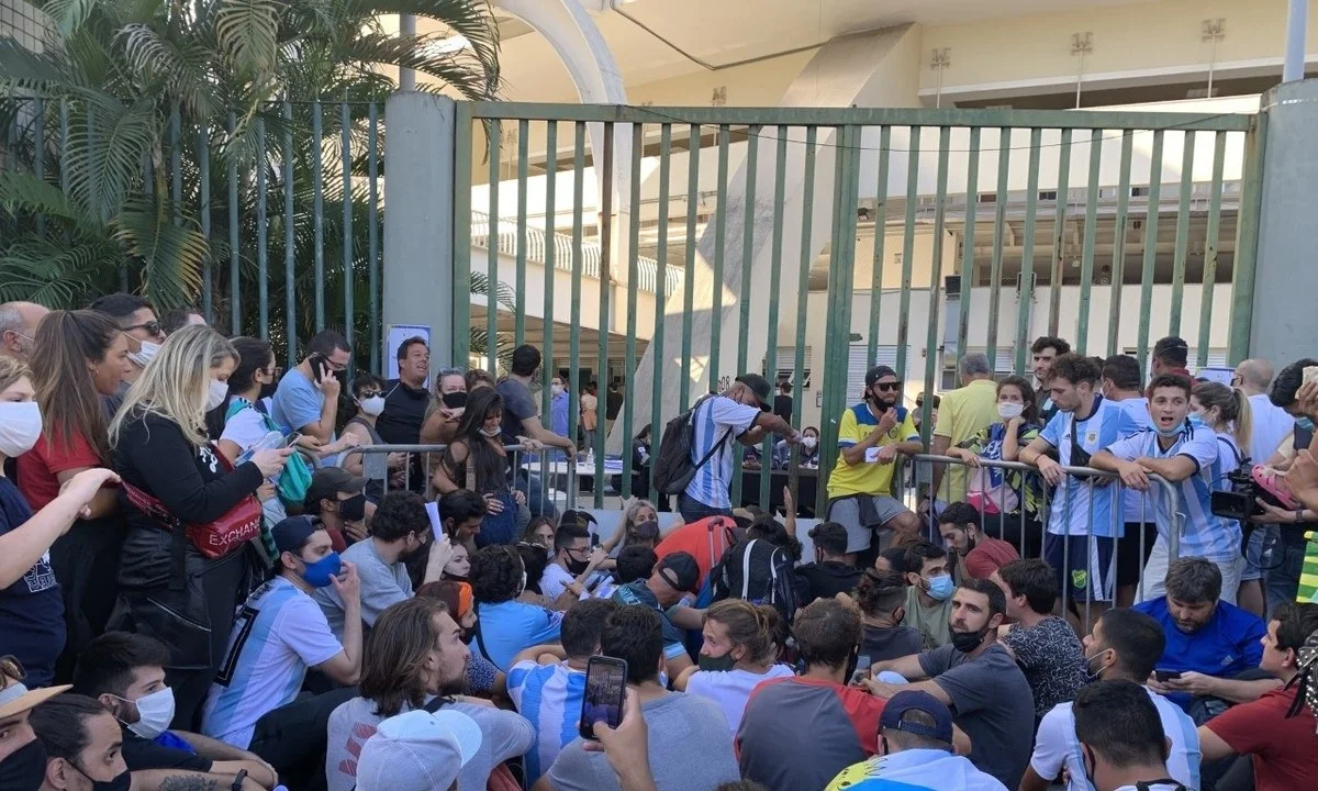 Copa America: Ποια μέτρα; Πανικός στο «Μαρακανά» με εκατοντάδες θεατές στις πύλες! (vid)
