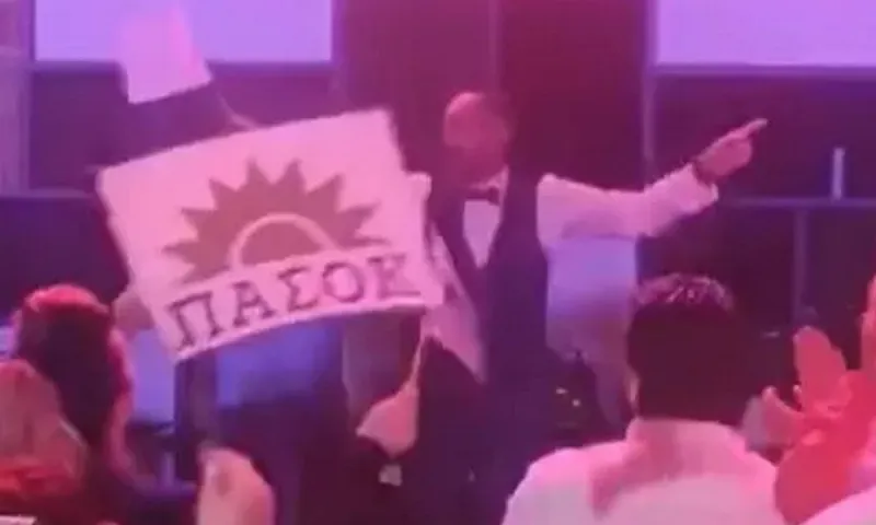 ΠΑΣΟΚ, ωραίοι... γάμοι! Γάμος με «καλημέρα ήλιε» και σημαιάκια