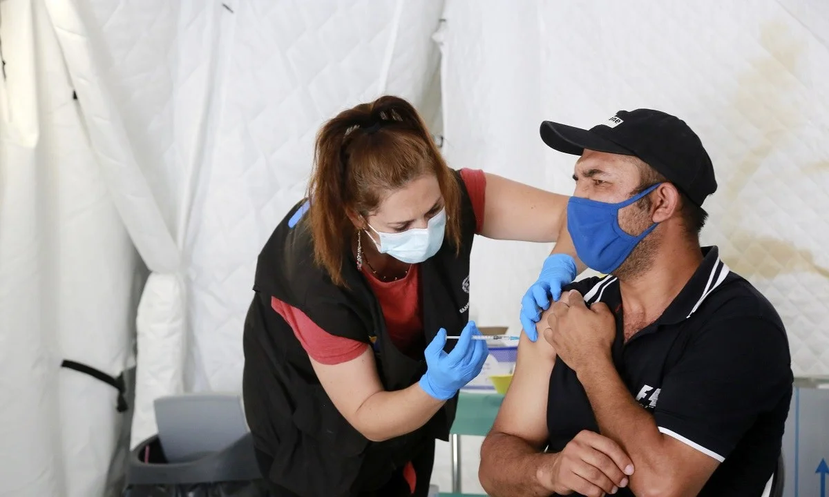 Υποχρεωτικός εμβολιασμός: Οι ημερομηνίες ορόσημο - Όσοι τις χάσουν μένουν χωρίς μισθό