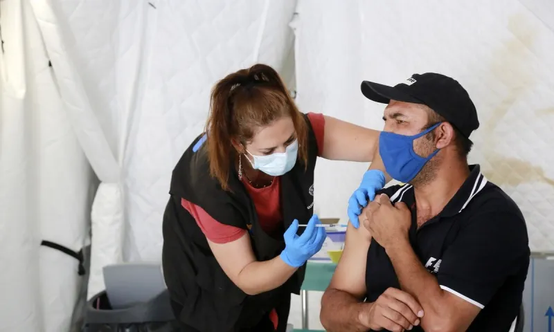 Υποχρεωτικός εμβολιασμός: Οι ημερομηνίες ορόσημο - Όσοι τις χάσουν μένουν χωρίς μισθό