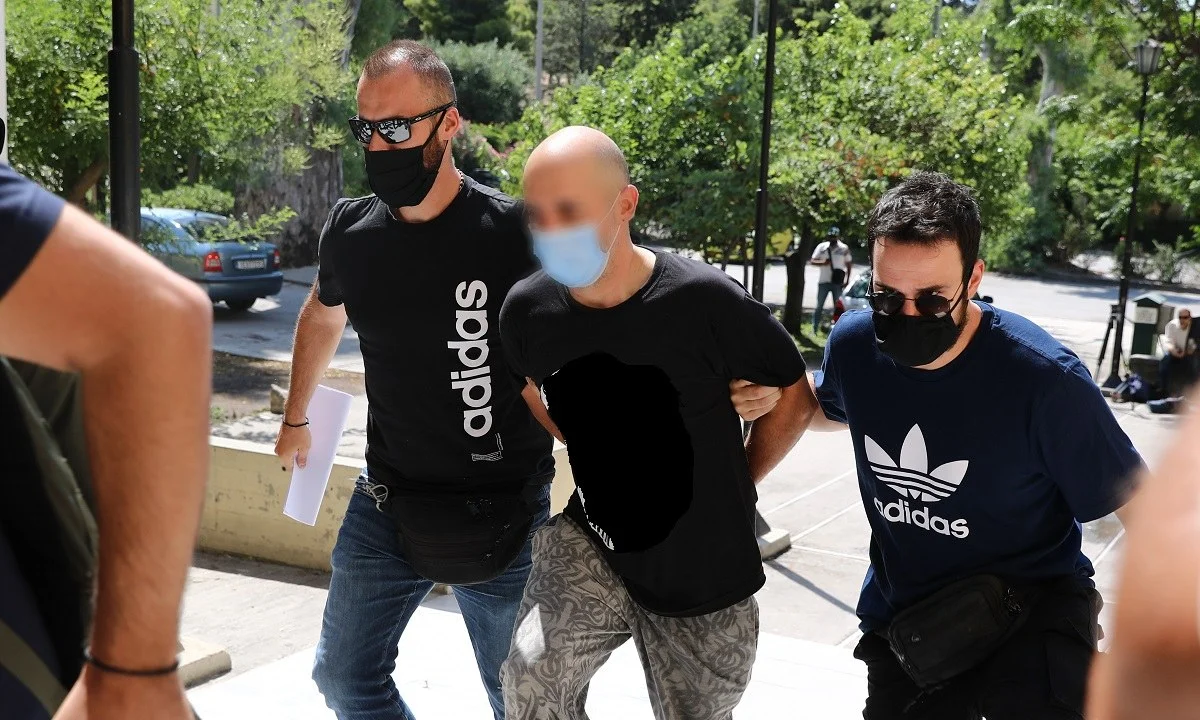 Αυτός είναι ο μαστροπός αστυνομικός της ΕΛ.ΑΣ που εξέδιδε την 19χρονη στην Ηλιούπολη