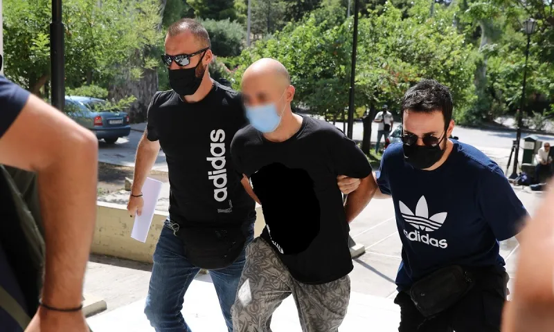 Αυτός είναι ο μαστροπός αστυνομικός της ΕΛ.ΑΣ που εξέδιδε την 19χρονη στην Ηλιούπολη