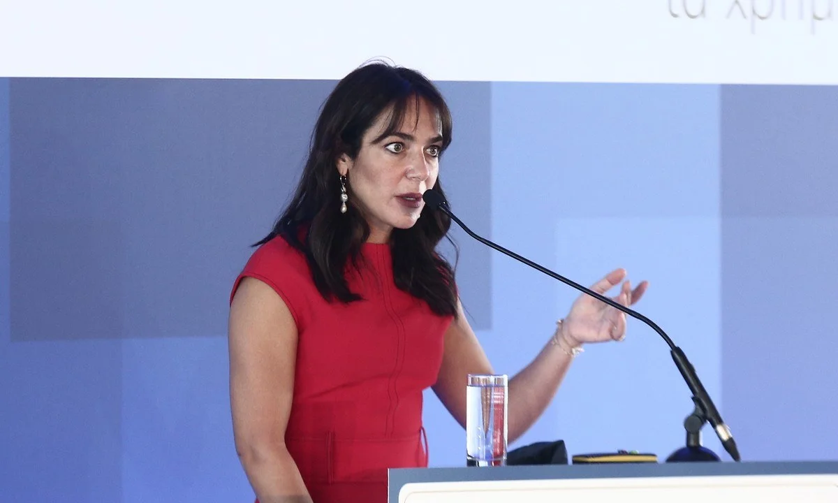 Κορονοϊός: Τα μάζεψε η Μιχαηλίδου για τις απολύσεις ανεμβολίαστων εργαζομένων μετά την κατακραυγή