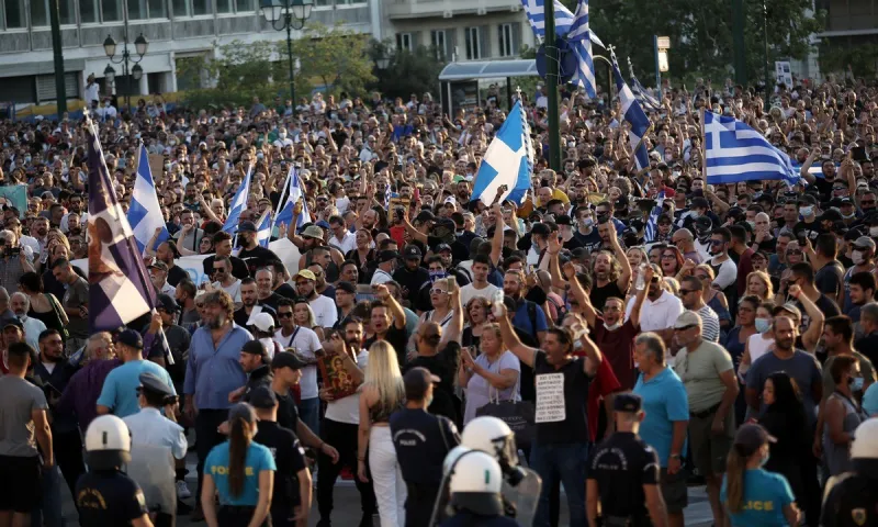 Εμβολιασμός - Διαδήλωση: Πανικός στο Σύνταγμα στην πορεία διαμαρτυρίας για την υποχρεωτικότητα των εμβολίων!