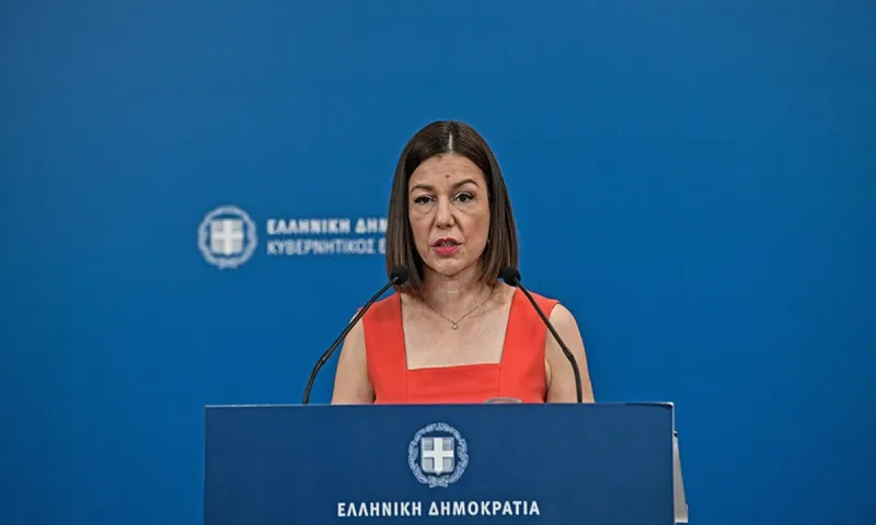 Μπάχαλο με τις απολύσεις των ανεμβολίαστων - Πάει να τα μπαλώσει η Πελώνη