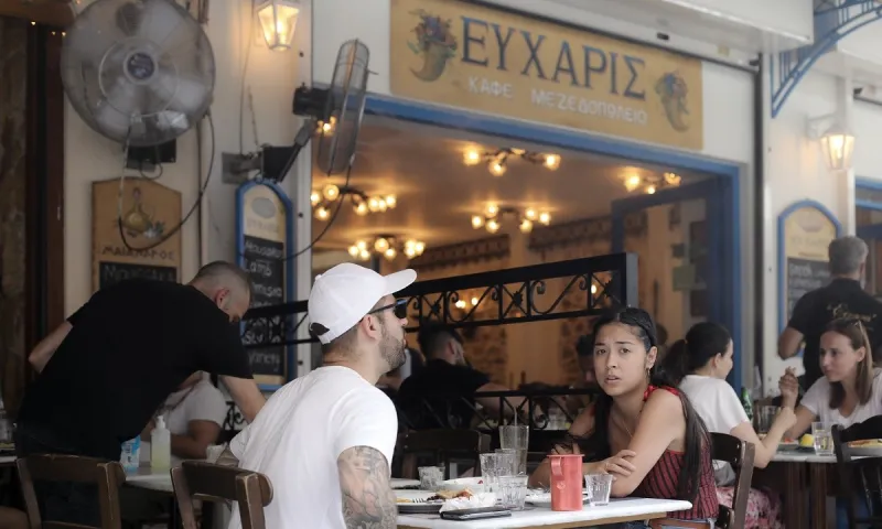 Εστίαση νέα μέτρα: Τι ισχύει για ανεμβολίαστους καιι κλειστούς χώρους - Μπορούν να πάνε τουαλέτα;