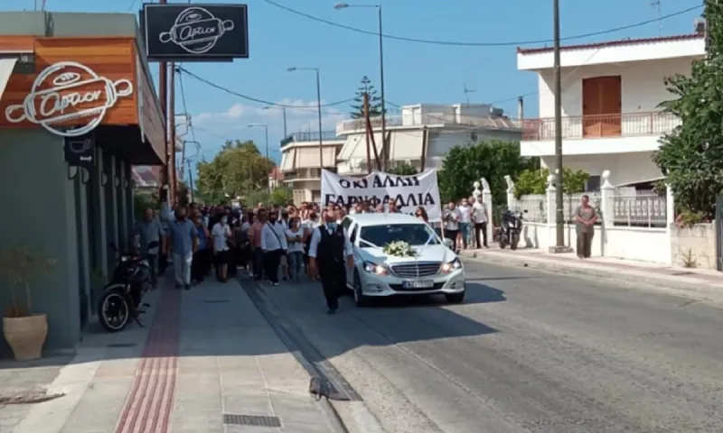 Έγκλημα στη Φολέγανδρο: «Όχι άλλη Γαρυφαλλιά» - Ράγισαν καρδιές στην κηδεία