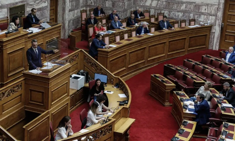 Υποχρεωτικός εμβολιασμός: Νομοθετούν την καταστρατήγηση των εργασιακών δικαιωμάτων λόγω της πανδημίας