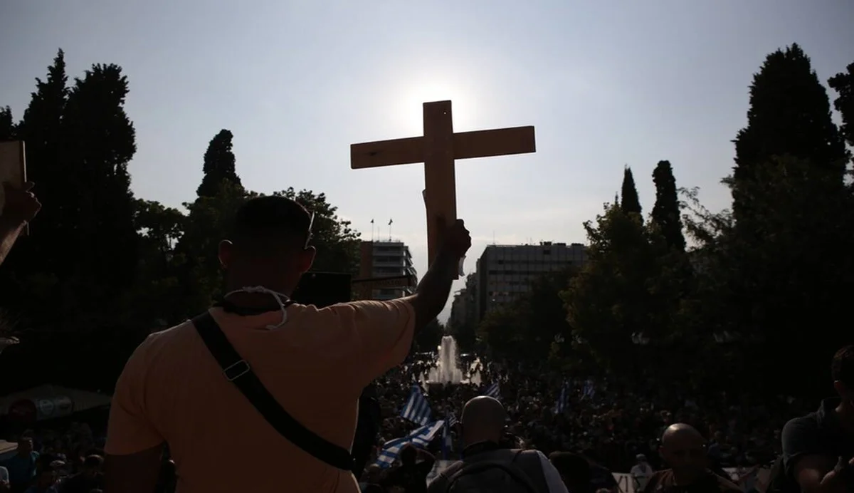 Συγκέντρωση - Σύνταγμα: Αντιχριστιανικό μένος - Ξαφνικά άρχισαν να… ενοχλούνται και από τους σταυρούς που κρατούν οι διαδηλωτές!