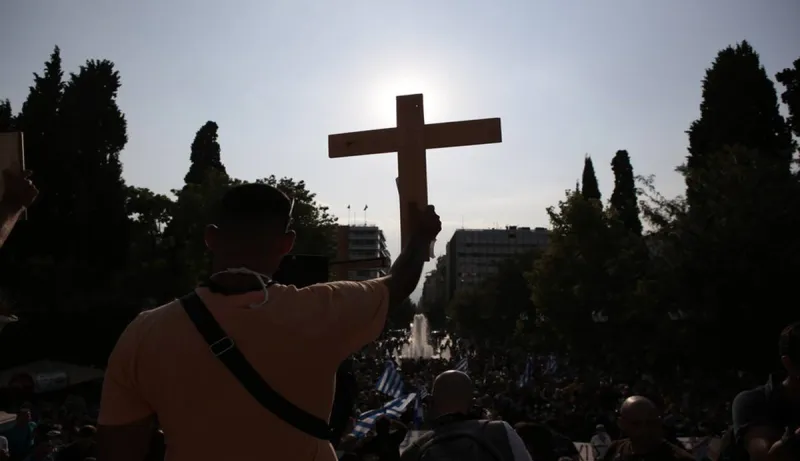 Συγκέντρωση - Σύνταγμα: Αντιχριστιανικό μένος - Ξαφνικά άρχισαν να… ενοχλούνται και από τους σταυρούς που κρατούν οι διαδηλωτές!