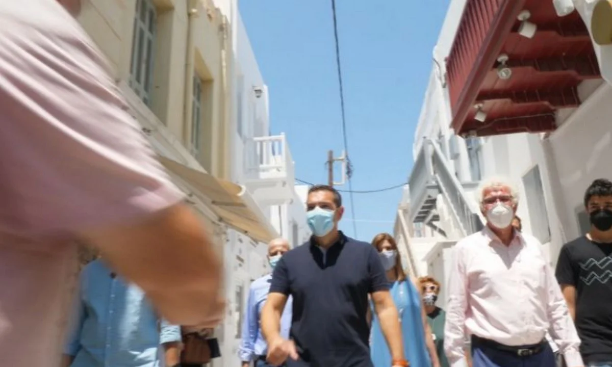 Μύκονος: Ο Αλέξης Τσίπρας βρήκε συμμαθητή του και θυμήθηκε ότι στην 5ήμερη έπαιρναν τις καρέκλες από το πλοίο