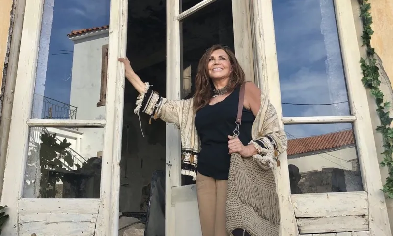 Μιμή Ντενίση: Με κοντή μπλούζα, χωρίς φίλτρα και photoshop
