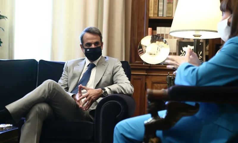 Ο Μητσοτάκης προσπαθεί να ψήσει όσους δεν κάνουν εμβόλιο...με άρθρο του Συντάγματος