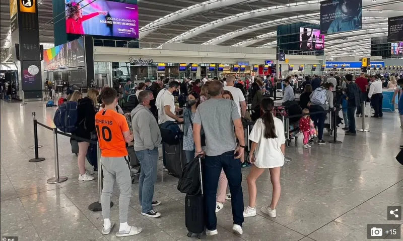 Άφησαν έναν υπάλληλο στις αφίξεις του Χίθροου - Δείτε τι έγινε