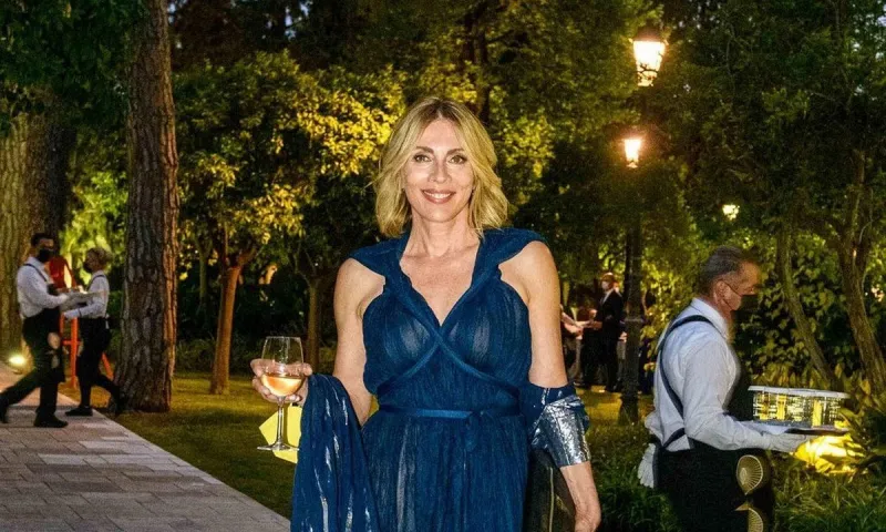 Σμαράγδα Καρύδη: Ποζάρει με μαγιό στα 51 της και δέχεται «επίθεση» από photobomber!