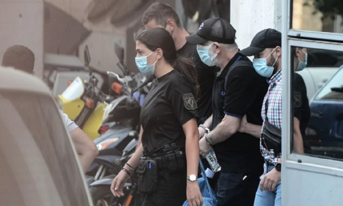 Πέτρος Φιλιππίδης: Με χειροπέδες στις φυλακές Τρίπολης