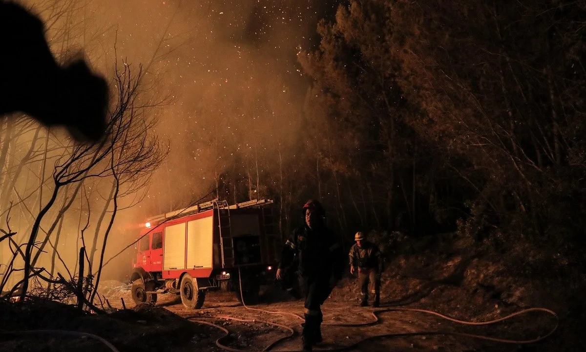 Φωτιά στην Αχαΐα: Ολονύχτια μάχη με τις φλόγες - 16 τραυματίες, «στάχτη» 20 σπίτια