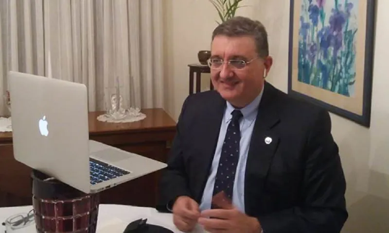Εξαδάκτυλος: «Οι άνω των πενήντα κινδυνεύουν να νοσήσουν βαριά από τη μετάλλαξη Δέλτα - Και τρίτος εμβολιασμός»