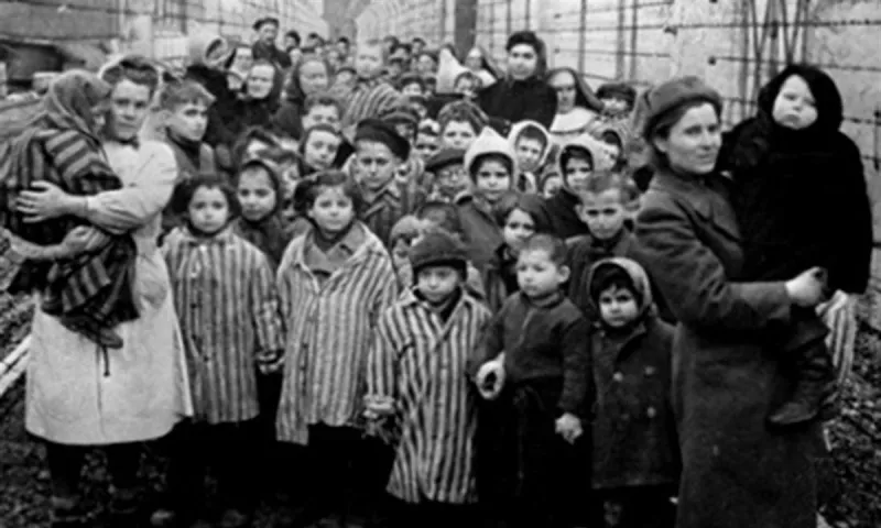 Σαν Σήμερα: H ημέρα μνήμης των Ρομά που... έφυγαν στο Ολοκαύτωμα