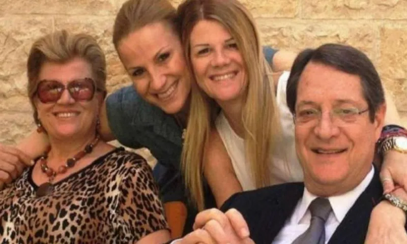 Κύπρος: Fake news για τις κόρες Αναστασιάδη - «Εμβολιαστήκαμε και δεν νοσούμε»