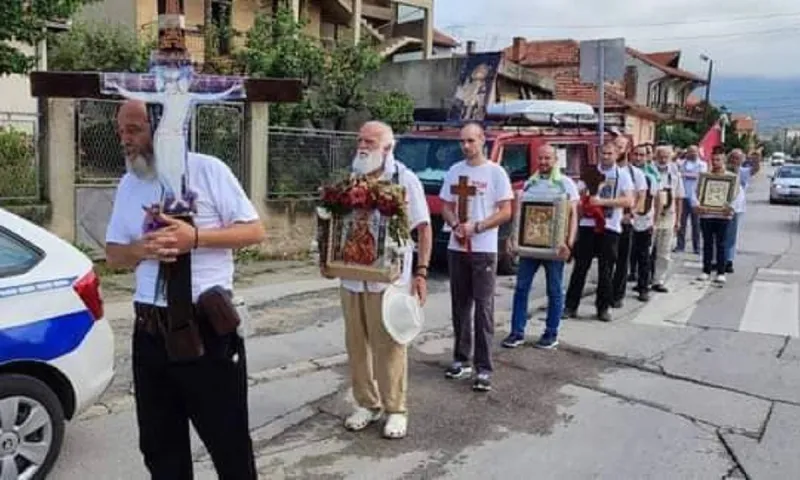 Απο τη Σερβία στο Άγιο Όρος περπατώντας - Η πίστη τους ορόσημο για όλους