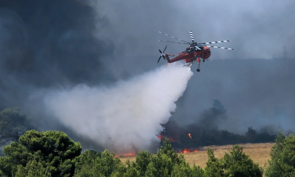 Φωτιά στην Βαρυμπόμπη: Εκκενώνονται Άνω Βαρυμπόμπη, Αδάμες, Φασιδέρη, Μορτέρο