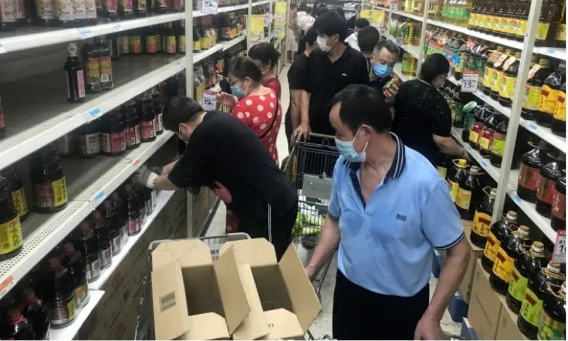 Πανικός στην Γουχάν: Αδειάζουν τα ράφια οι Κινέζοι - Τι φοβούνται