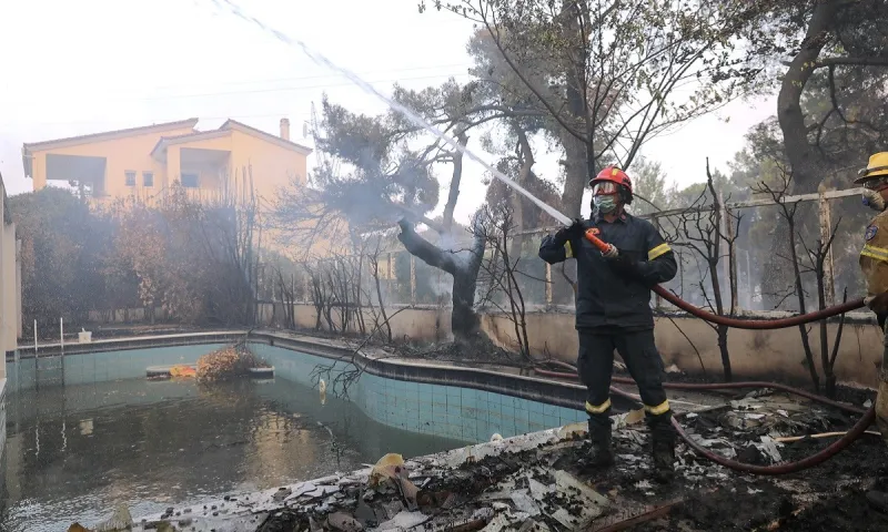 Φωτιά Βαρυμπόμπη: Κάηκαν σπίτια σε Βαρυμπόμπη - Αδάμες - Συγκλονιστικές εικόνες