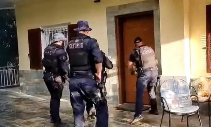 Φωτιά Βαρυμπόμπη: Πόρτα πόρτα η Άμεση Δράση για τους εγκλωβισμένους!