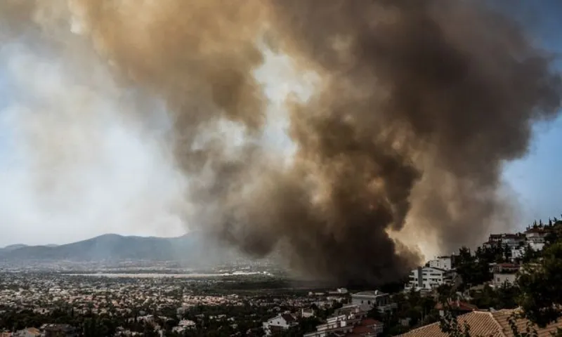 Φωτιά Βαρυμπόμπη: Οδηγίες για την προστασία από τους καπνούς - Ποιοι πρέπει να προσέχουν