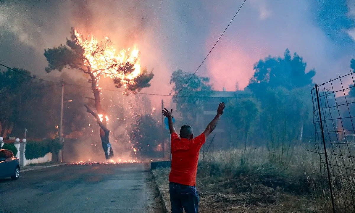 Φωτιά Βαρυμπόμπη: «Τιτάνια» μάχη με τις φλόγες - Κάηκαν σπίτια, εκκενώθηκαν περιοχές