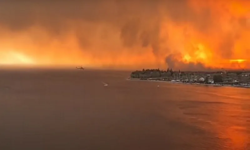 Φωτιά στην Εύβοια: Εκκενώθηκαν χωριά - Στη μάχη με τις φλόγες 95 πυροσβέστες