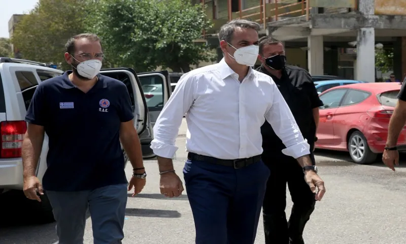 Κυριάκος Μητσοτάκης: Αυτοψία στην κατεστραμμένη Ηλεία - Είπε πως φταίει η... κλιματική αλλαγή για τις φωτιές