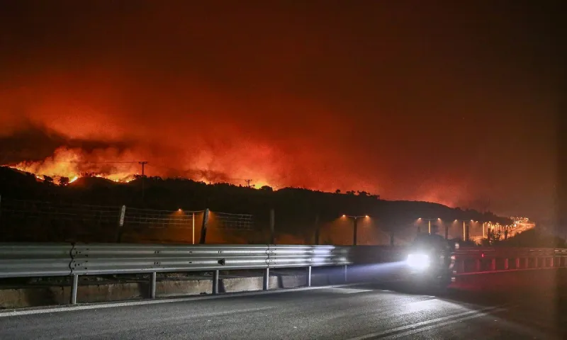 Φωτιά στη Βαρυμπόμπη - Εφιάλτης στην Αττική: 10 χλμ. το μέτωπο της φωτιάς από το Κρυονέρι έως τις Αφίδνες
